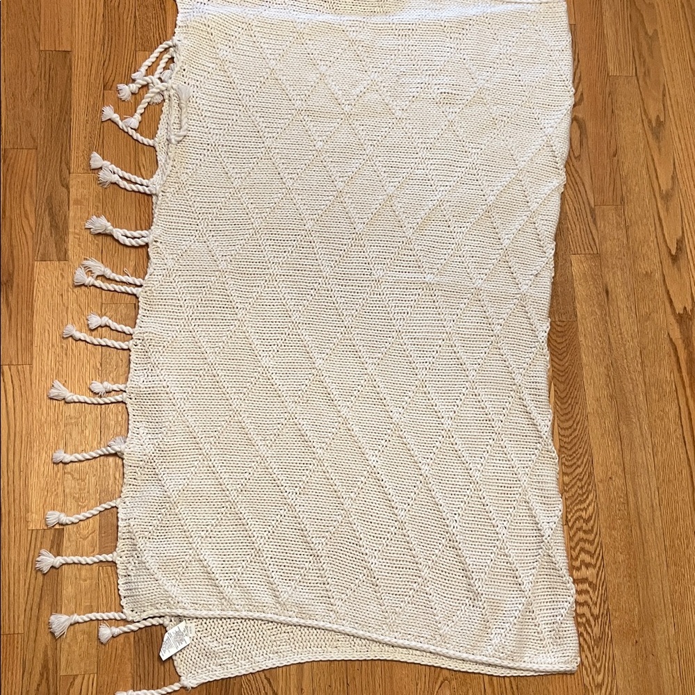 Pottery Barn Bluma Chunky  Knit Tassel Throw Soft White  50 x 60" - Picture 4 of 12